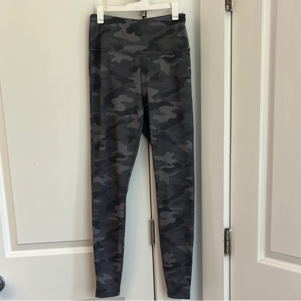 Danskin Women's Gray Camo Leggings